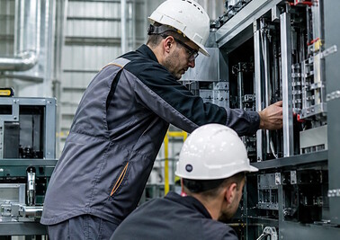 Инженеры на объекте в процессе работы
